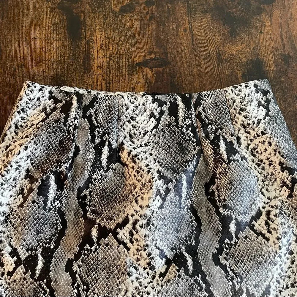 F21 nwt faux snake skin print mini skirt - Picture 3 of 15